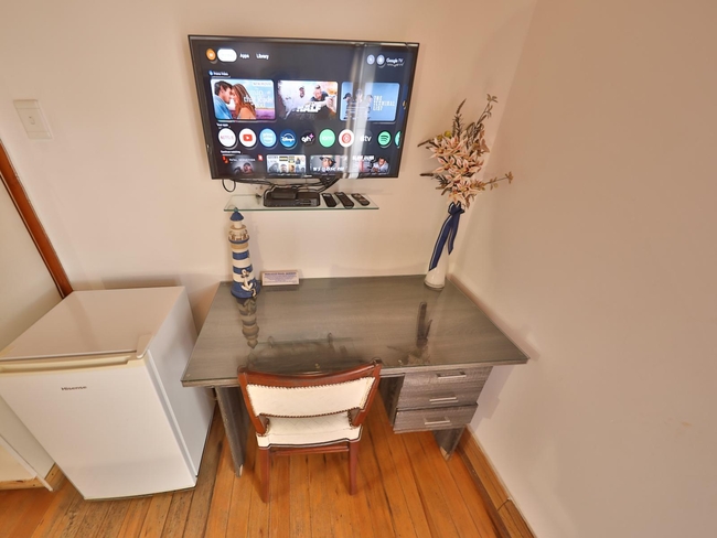 Lighthouse - Classic Queen Room 