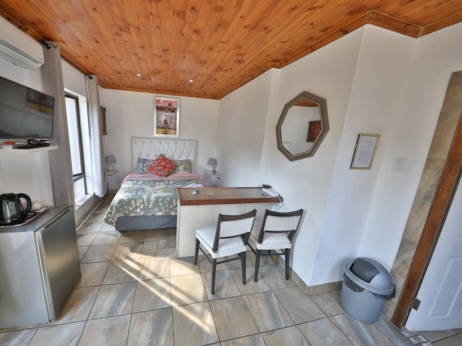 Zebra - Economy Queen Room 