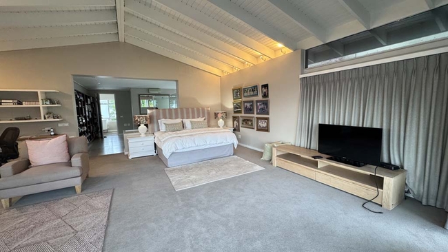 King Room 6 with ensuite shower and bath 