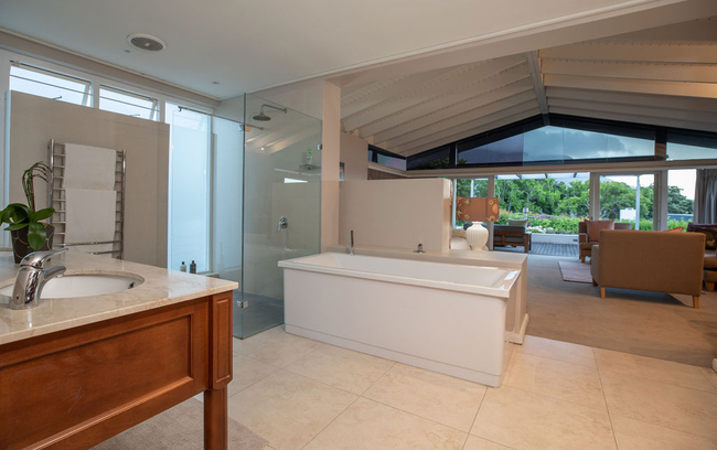 King Room 6 with ensuite shower and bath 