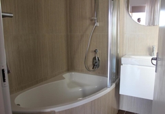 Deluxe Double Room with bath and shower
