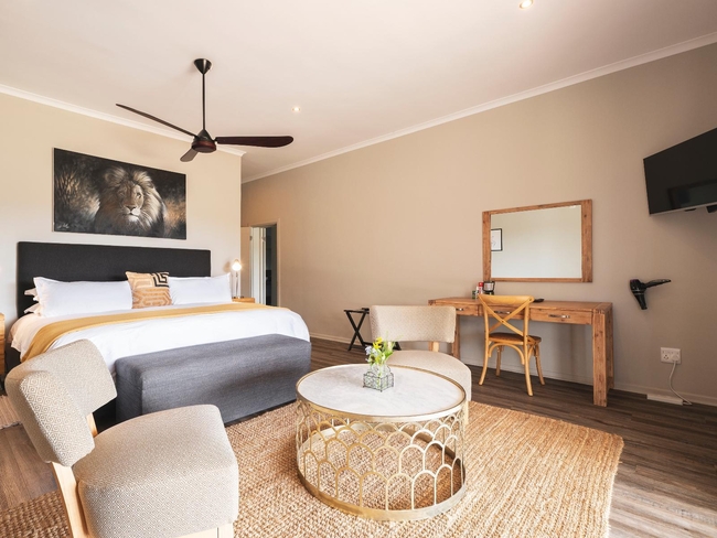 Main Lodge - Luxury Bedroom