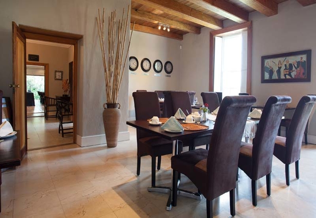 Under Oaks The Vineyard Suites