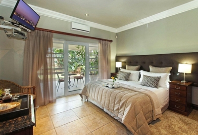 Deluxe Honeymoon Suite