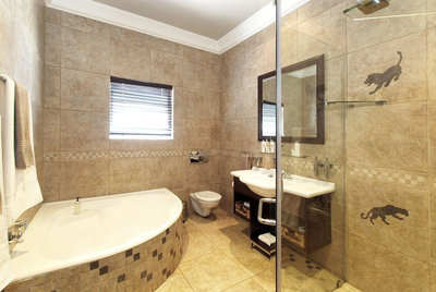 Deluxe Honeymoon Suite