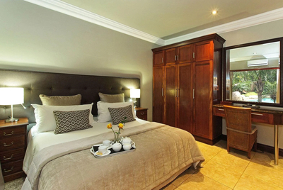 Deluxe Honeymoon Suite