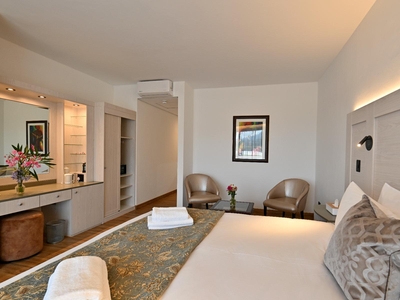 Universal King/Twin with Patio/Balcony