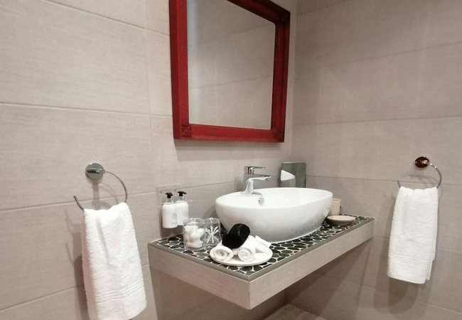 Classic Queen Room 1