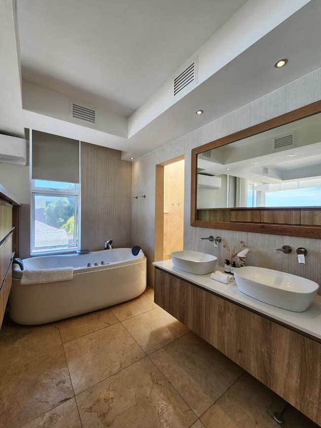 Sea Breeze (Penthouse Suite) 