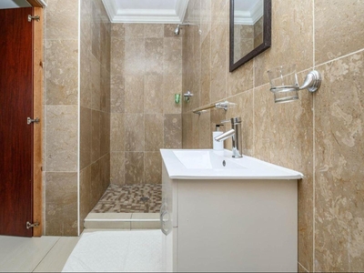 Basic Double Room - Green Damsel