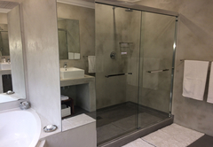 Flamingo\'s Nest en-suite bathroom with bath, double shower and double basin