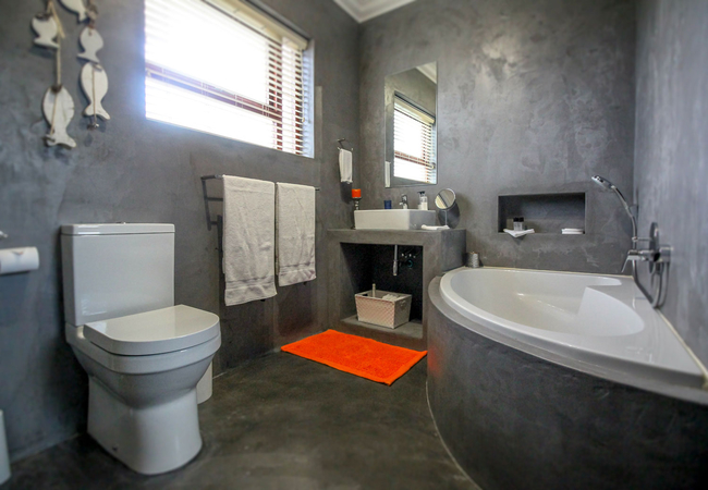 Gecko room spacious en-suite bathroom