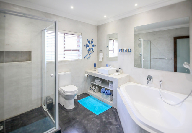 Family cottage - Shark bedroom en-suite bathroom with bathtub and shower