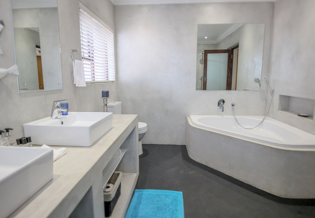 Family cottage - Whale bedroom en-suite bathroom with a bathtub, double basin and shower