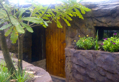 The Zulu Hut and Inkunzi Cave